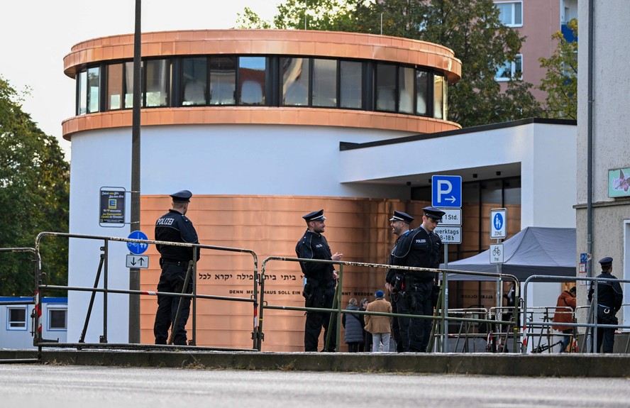 Policiais fazem proteção da sinagoga Weill em Dessau-Rosslau, no Leste da Alemanha