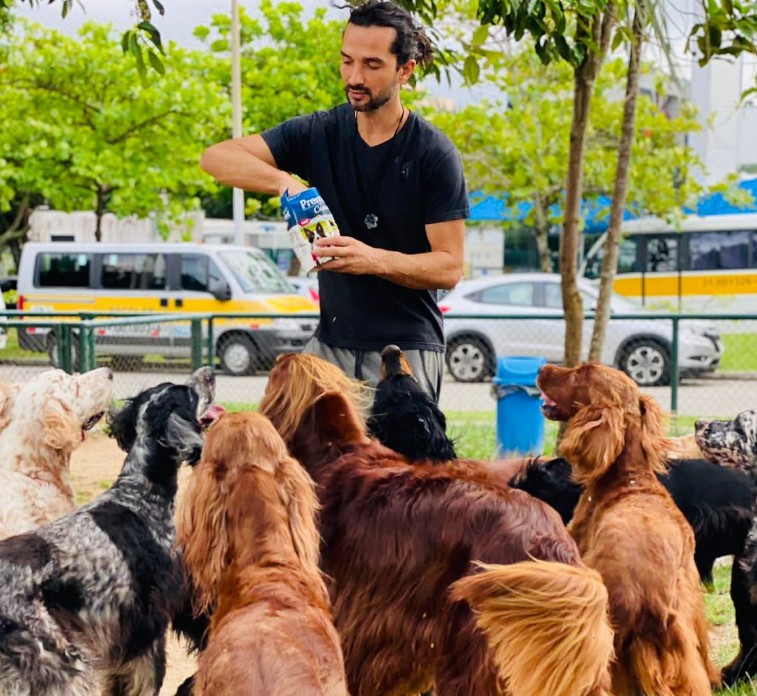 Amante dos cães: jeff tinha vários, todos batizados com nomes de estrelas da MPB — Foto: Reprodução