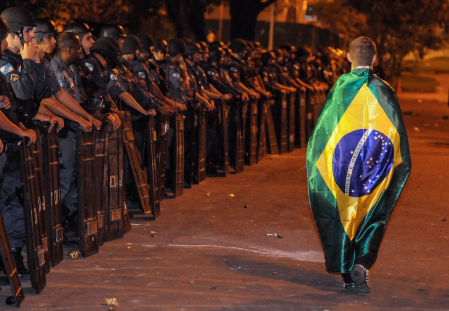 Manifestação no centro do Rio de Janeiro, em 20 de junho de 2013. Protesto reuniu cerca de 300 mil pessoas na Av. Presidente Vargas, terminando em confrontos entre manifestantes radicais e a PM