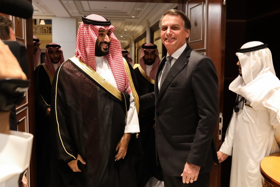Bolsonaro e o príncipe Mohammed bin Salman em visita feita a Riade em 2019. Brasil e Arábia Saudita fortaleceram relações nos últimos anos — Foto: José Dias/PR