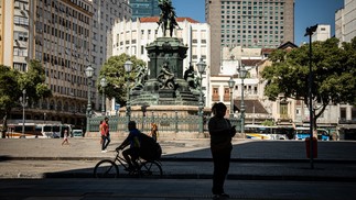 Rossio Grande (atual Praça Tiradentes): “Gastei trinta dias para ir do Rossio Grande ao coração de Marcela, não já cavalgando o corcel do cego desejo, mas o asno da paciência, a um tempo manhoso e teimoso”, em  Memórias Póstumas de Brás Cubas (1881) — Foto: Hermes de Paula