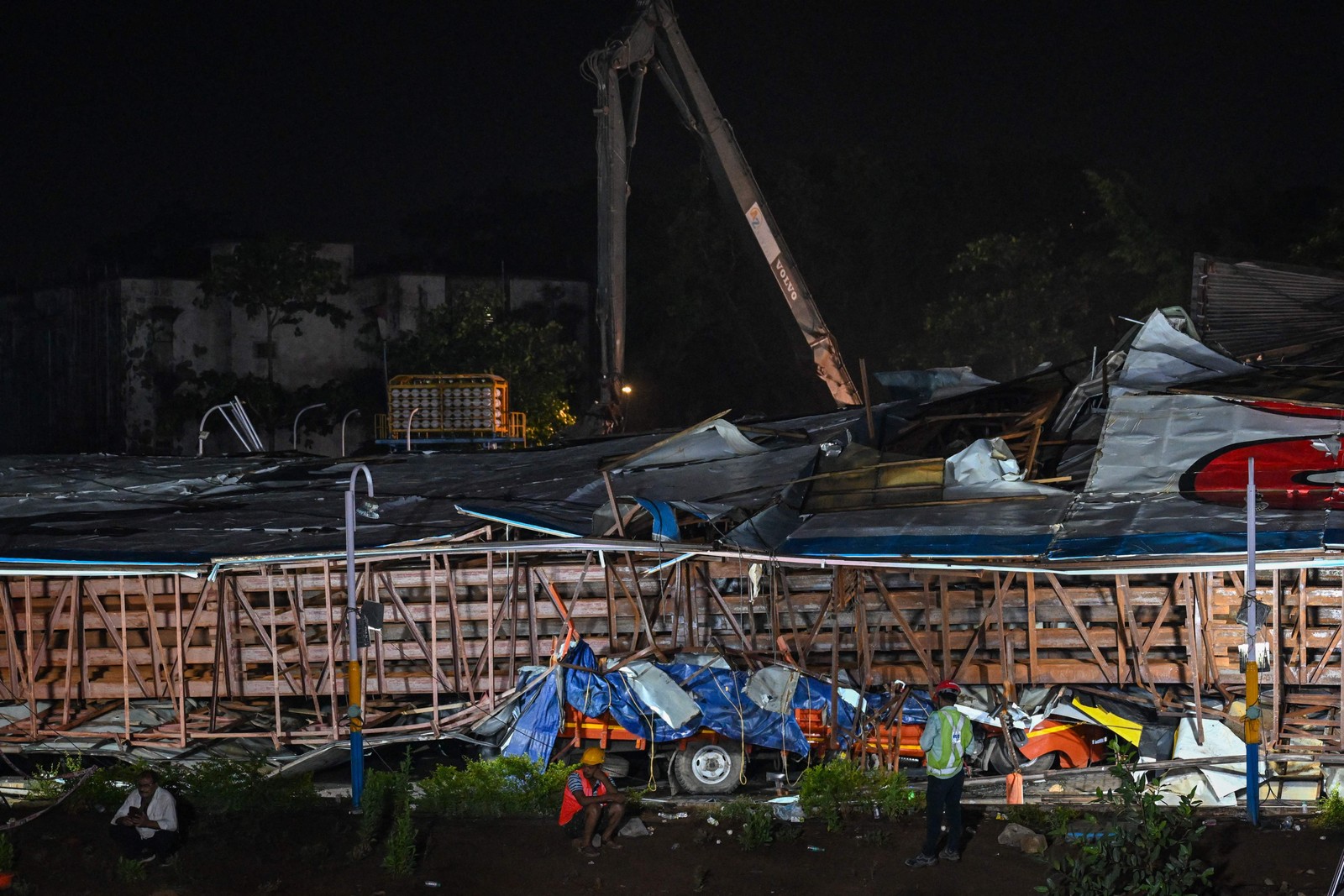 Local onde outdoor desabou após uma tempestade de poeira em Mumbai. — Foto: Punit PARANJPE / AFP