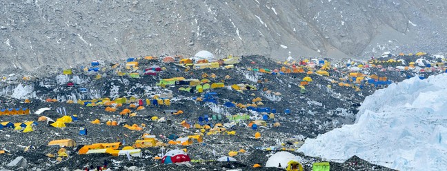 Derretimento de gelo no Everest permite expedição em busca de vítimas da montanha — Foto: Prakash Mathema/AFP