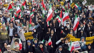 Iranianos participam de uma manifestação anti-Israel para mostrar sua solidariedade aos palestinos na capital Teerã — Foto: AFP