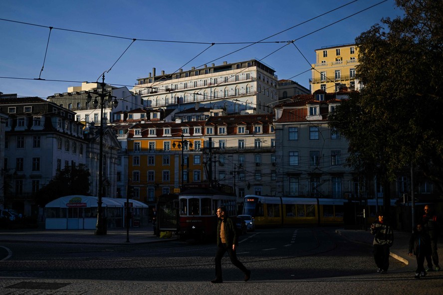 Pessoas caminham no Cais do Sodré, em Lisboa