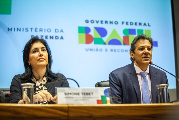 Ao lado da ministra do Planejamento, Simone Tebet, o ministro Fernando Haddad detalha as novas regras fiscais do governo Lula