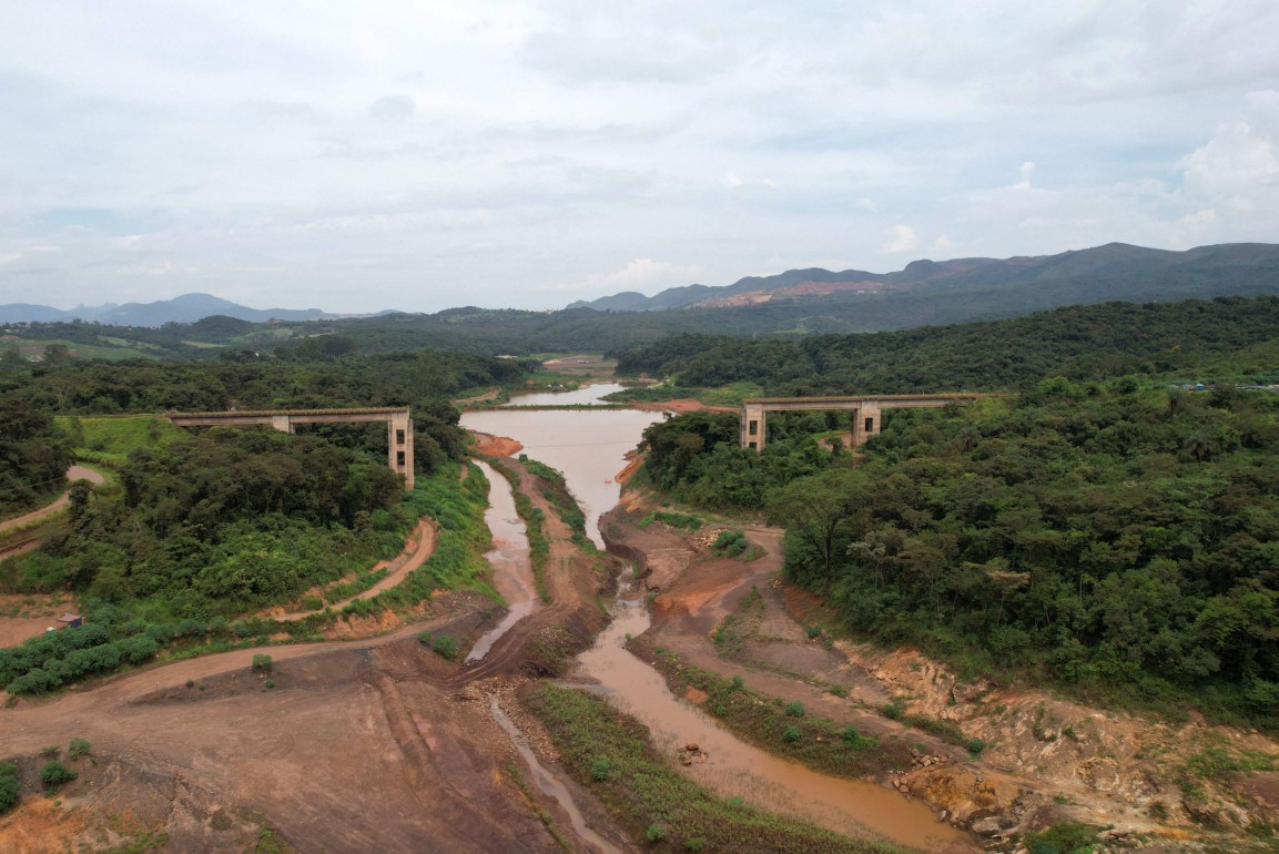 Restos de ponte ferroviária destruída em acidente na barragem da Vale, em Brumadinho — Foto: Douglas Magno / AFP