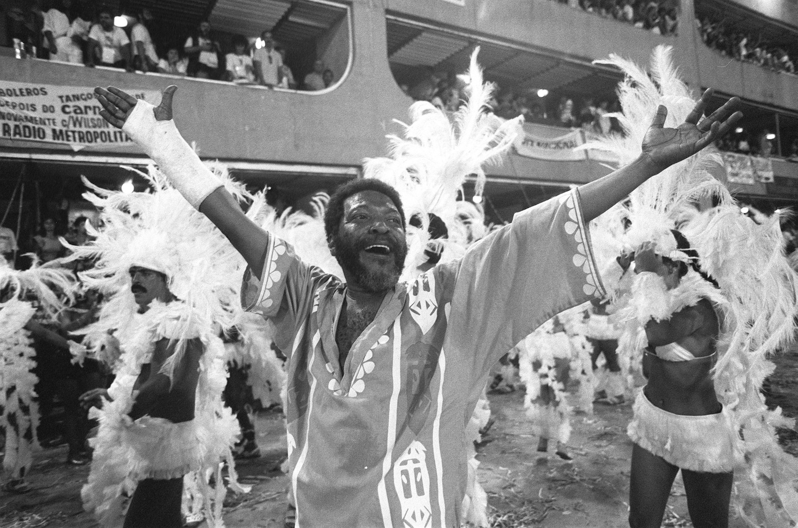 1988: Martinho da Vila, na campeã Vila Isabel. O cantor não desfilou na Mangueira, que ficou em vice, o que causou polêmica — Foto: Jorge William