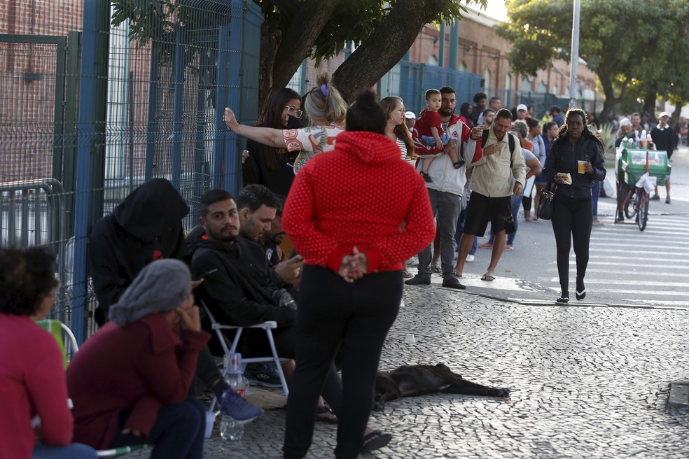 Fila para inscrição no Auxílio Brasil — Foto: Fabiano Rocha/Agência O Globo