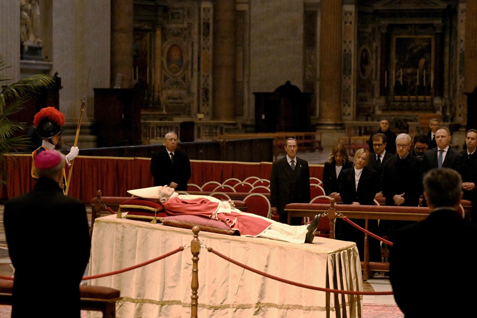 Corpo do Papa Emérito Bento XVI é velado na basílica de São Pedro, no Vaticano, em 2 de janeiro de 2023 — Foto: Tiziana FABI / AFP