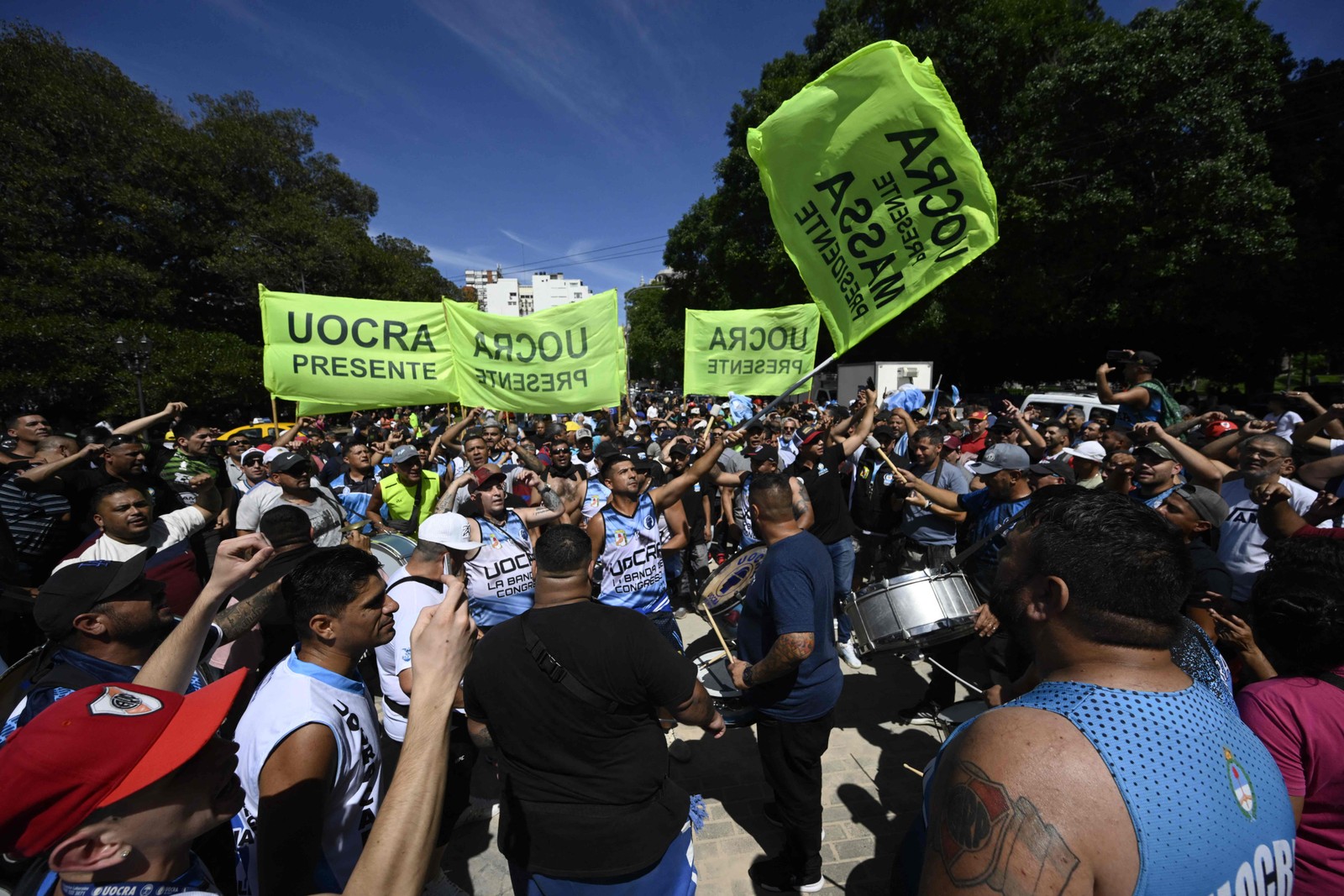 Membros do sindicato dos trabalhadores da construção civil (UOCRA) protestam contra o decreto de Milei — Foto: LUIS ROBAYO / AFP