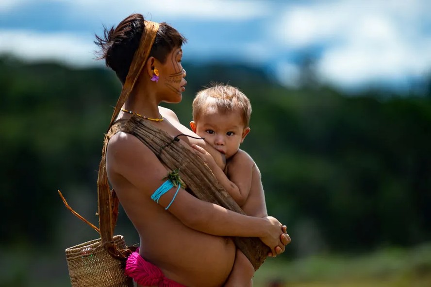 Mãe e bebê indígenas