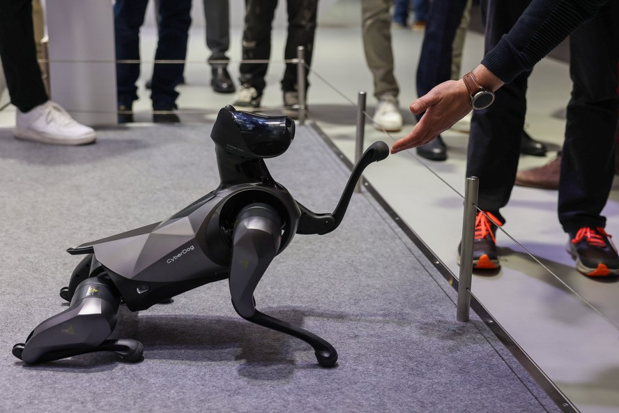 Um participante interage com um cão robótico Cyberdog no dia de abertura do Mobile World Congress (MWC)