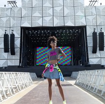 Lorenna veste cropped Rock in Rio,   R$ 150 (loja.rockinrio.com); short Dress To, R$ 59 (@dressto); jaqueta George Azevedo, R$ 980 (@georgeazevedo.art): óculos Dita Eyewear, R$ 590 (@ditaeyewear); e tênis Schutz, R$ 490 (@schutzoficial) — Foto: Divulgação/Ricardo Penna