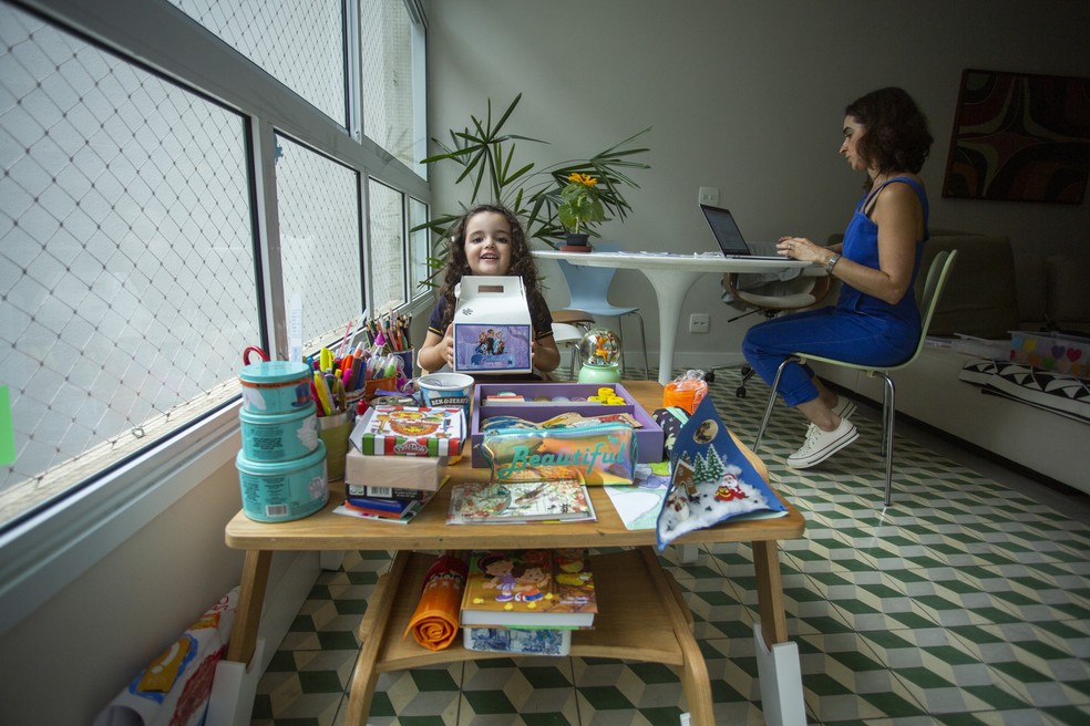 A economista Luciana Ferreira divide seu tempo entre as oito horas de jornada remunerada e outra de quatro horas com os cuidados com a filha Helena, de 4 anos, e a rotina da casa  — Foto: Maria Isabel Oliveira 