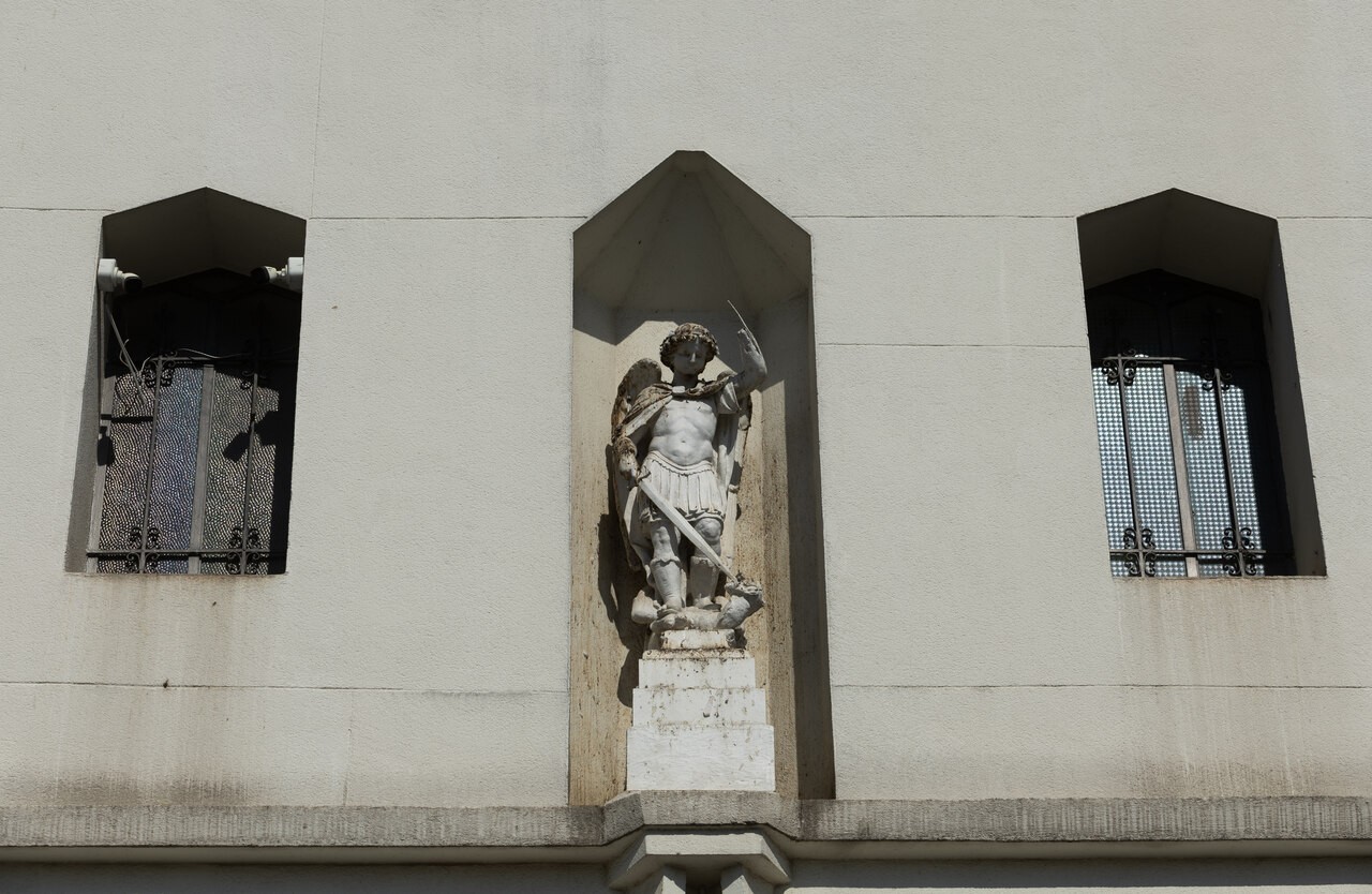 Igreja São Joaquim: imagem de santo na fachada teve a mão baleada durante a Revolução de 1924 — Foto: Maria Isabel Oliveira/Agência O Globo