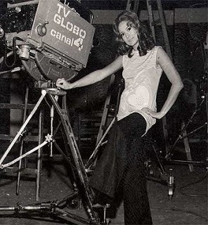 Susana Vieira entre as câmeras de TV, nos bastidores da Globo, na década de 1970; antes, a atriz havia trabalhado em novelas da TV Tupi, da TV Excelsior e da RecordArquivo