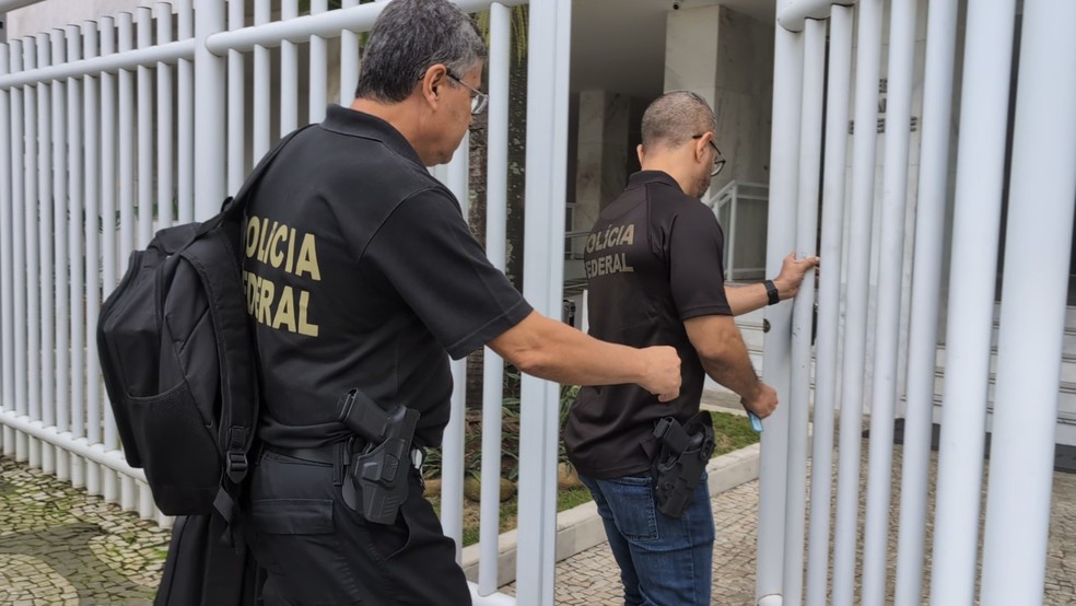 Agentes da Polícia Federal entram no edifício no Leblon onde mora um dos investigados pela fraude da Americanas — Foto: Paulo Renato Nepomuceno/Agência O Globo