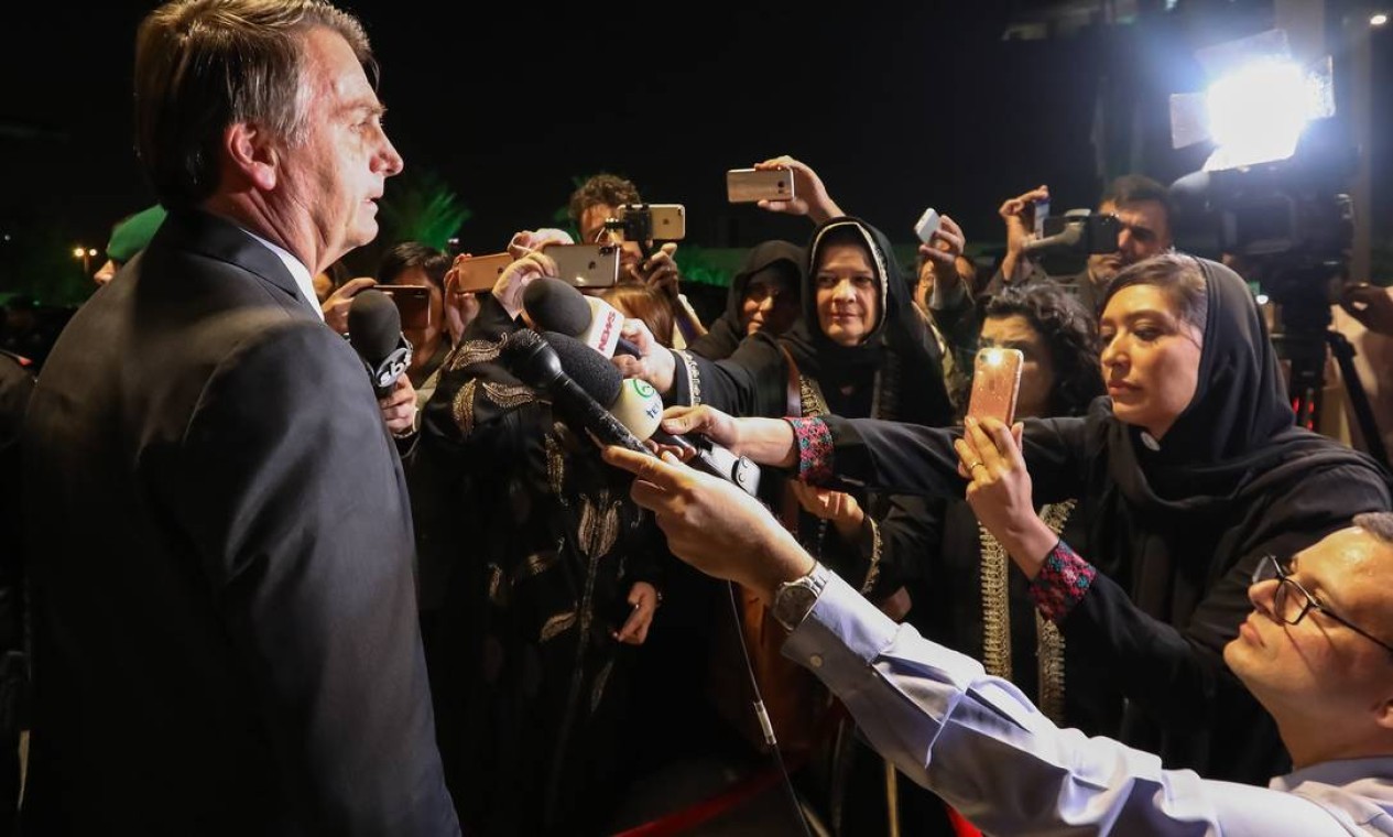 "Vocês estão mais bonitas assim", diz Bolsonaro à jornalistas brasileiras de túnica na Arábia Saudita — Foto: Divulgação