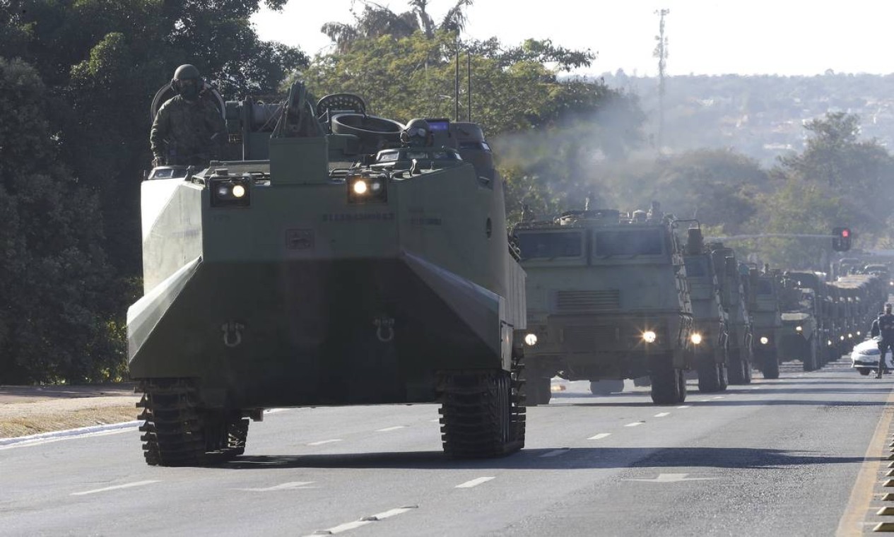 Bolsonaro recebeu o comboio de blindados e outros veículos militares na rampa do Palácio do Planalto, acompanhado de comandantes militares e do ministro da Defesa, Braga Neto, além de ministros civis. Oposição e até aliados analisaram o desfile como tentativa de intimidação  — Foto: Cristiano Mariz / Agência O Globo - 09/08/2021