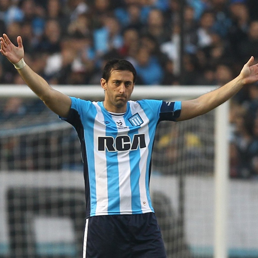 Diego Milito ficou conhecido após brilhar com a camisa da Inter de Milão e voltou ao Racing, em 2014, para encerrar a carreira  — Foto: Reprodução/Instagram