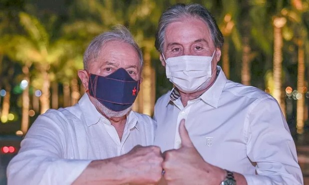 Lula em jantar com o senador Eunício Oliveira, que votou favorável ao impeachment — Foto: Reprodução 