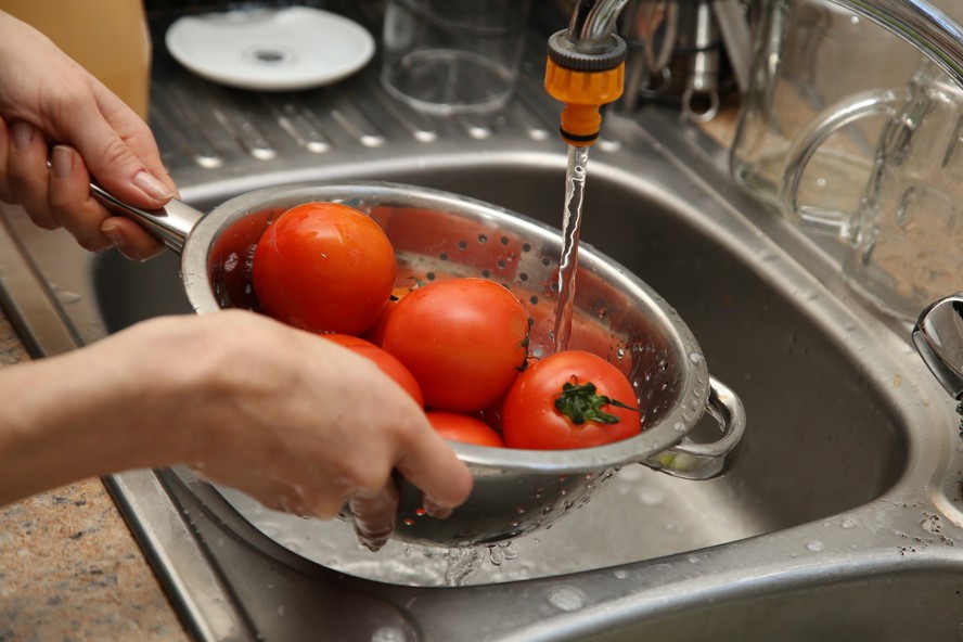 É seguro cozinhar com água da torneira? Especialistas respondem.