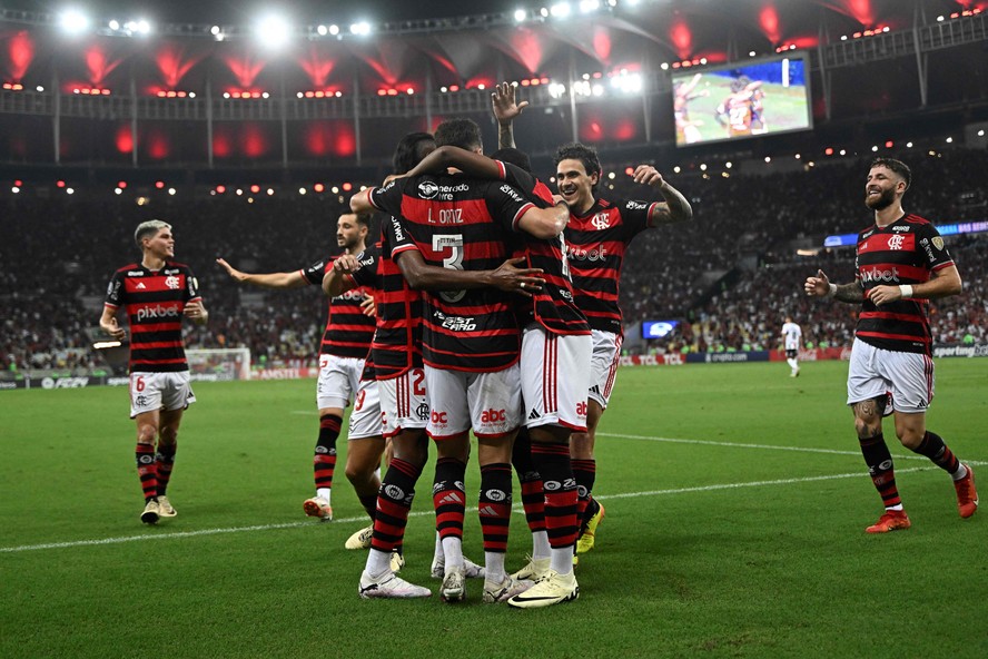 Jogadores do Flamengo comemoram gol marcado por Léo Ortiz contra o Palestino