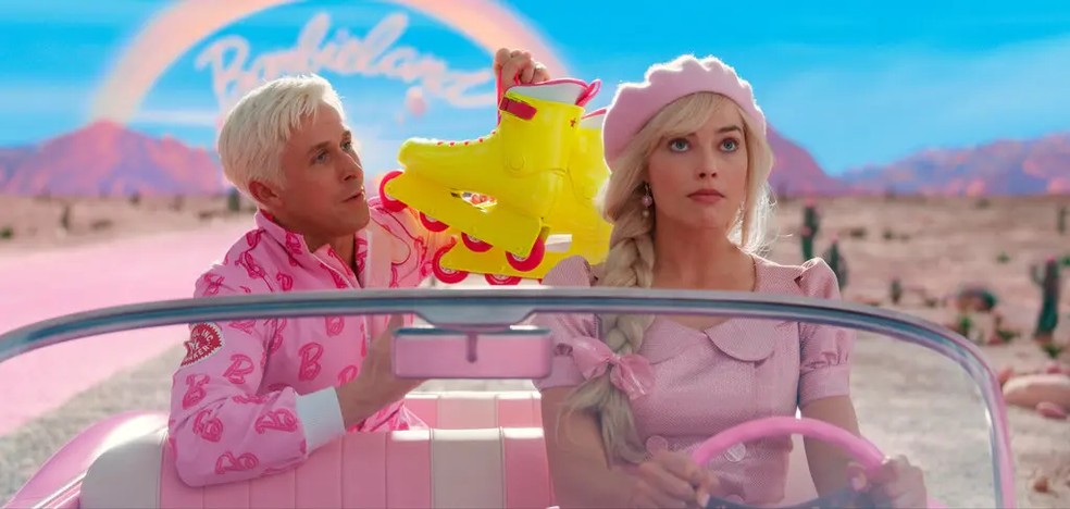 Ryan Gosling e Margot Robbie em cena de 'Barbie', que estreia no Brasil no dia 20 de julho — Foto: Warner Bros