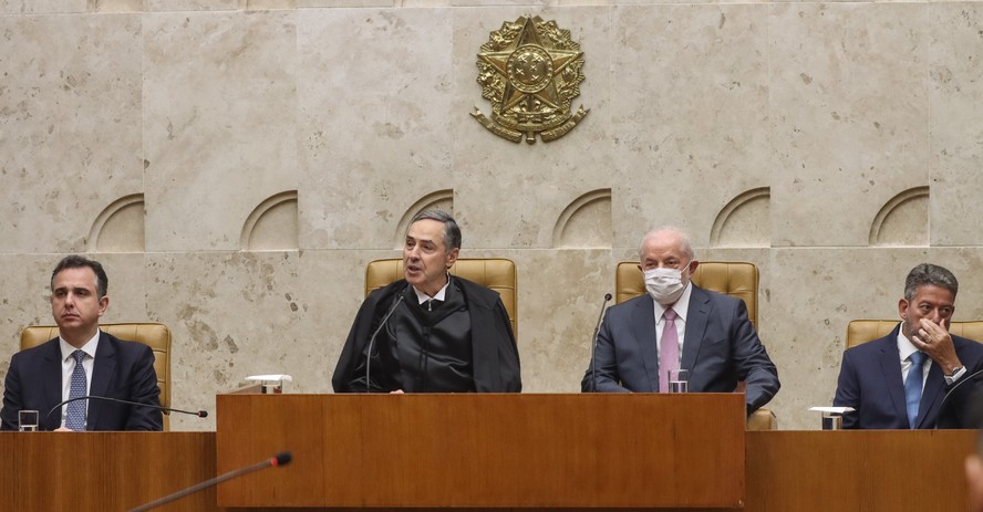 Da esquerda para a direita: Rodrigo Pacheco (presidente do Senado),  Luís Roberto Barroso, o presidente Lula e Arthur Lira (presidente da Câmara)