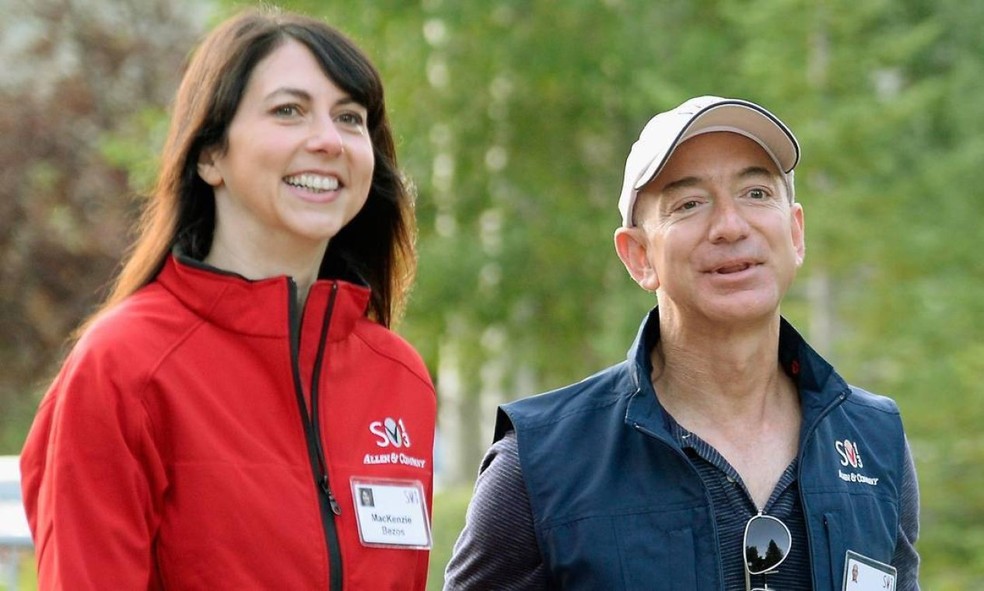 Mackenzie e Bezos dividiram US$ 137 bilhões, o mais caro divórcio de que se tem notícia — Foto: KEVORK DJANSEZIAN / AFP