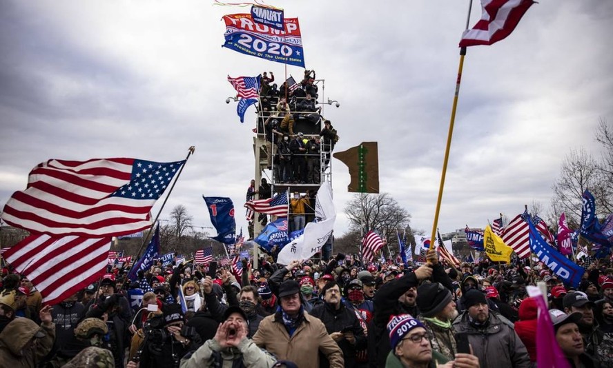 Manifestantes reunidos em frente ao Capitólio dos EUA. Protesto foi convocado pelas redes sociais, e tenta pressionar os republicanos para que apoiem a iniciativa do presidente para derrubar os resultados do Colégio Eleitoral