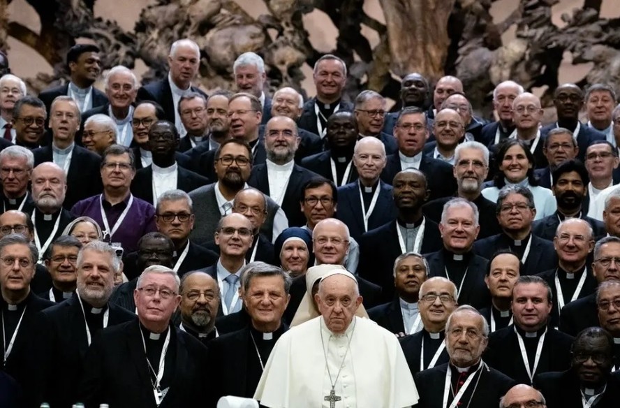 Embora o Sínodo dos Bispos tenha presença majoritária de homens, algumas mulheres participam da reunião em 2023