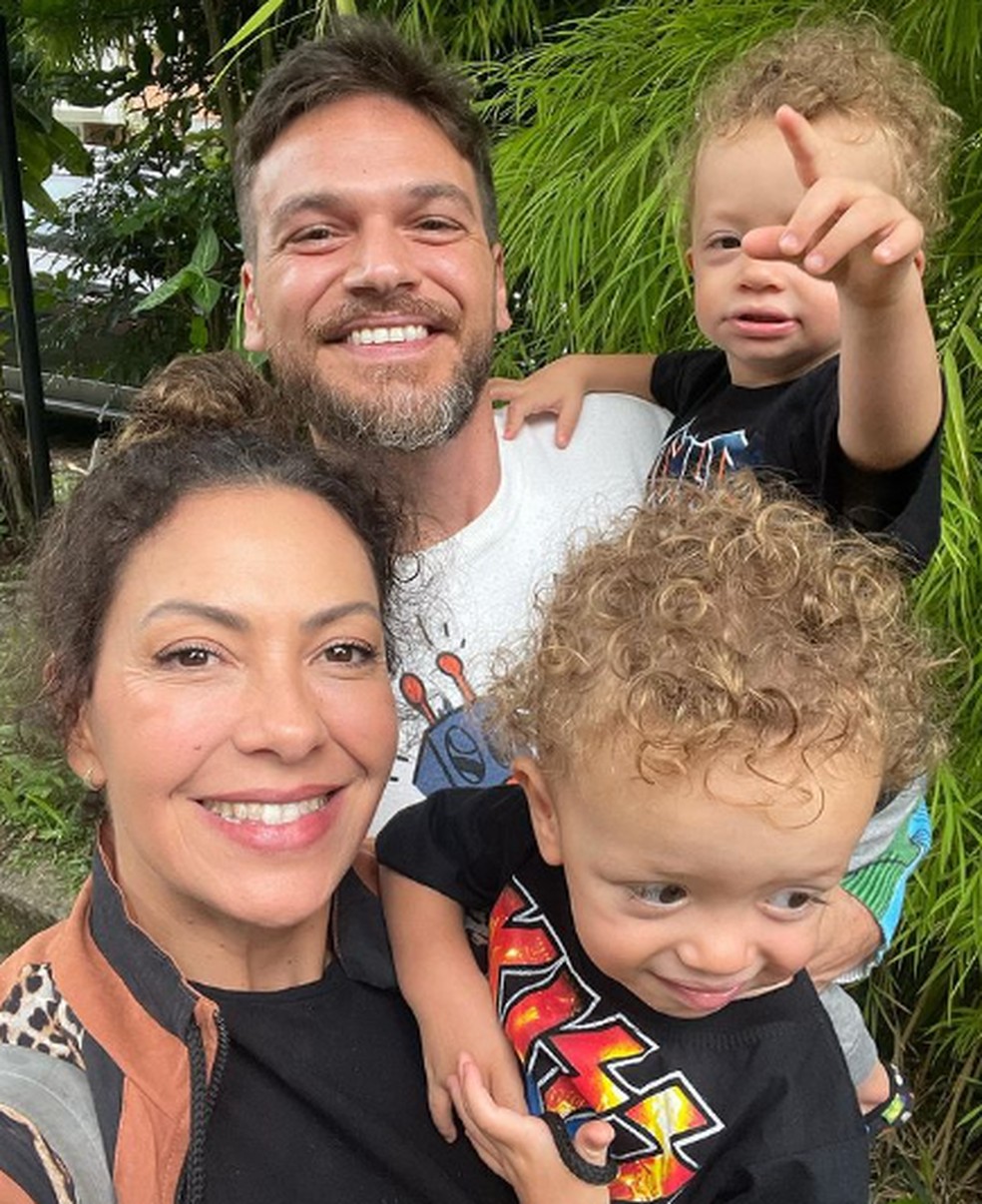 Fabiula Nascimento com os filhos gêmeos e o marido, Emilio Dantas — Foto: Reprodução/Instagram