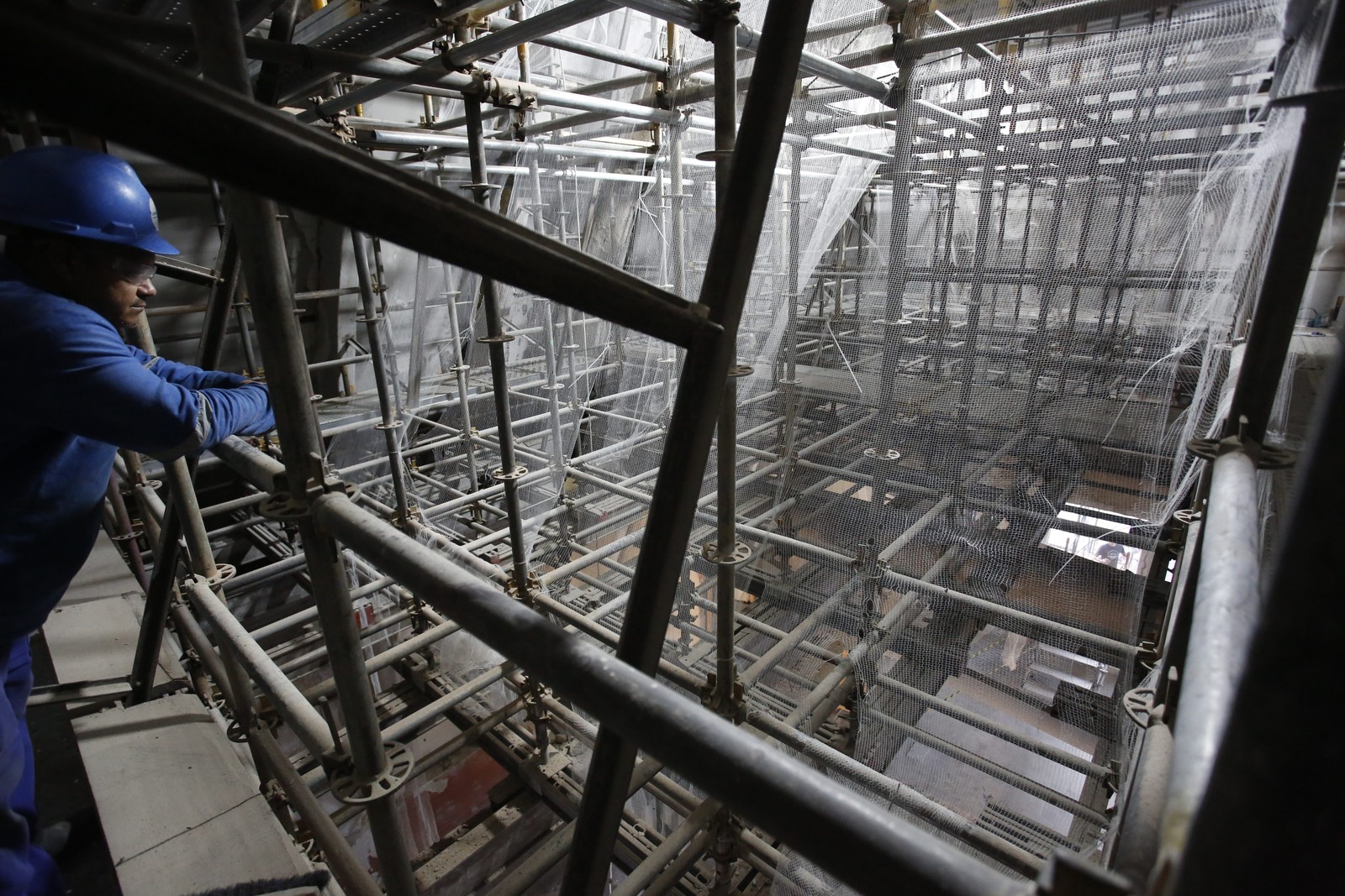  Foi necessário construir um andaime suspenso para restaurar a parte interna da cúpula central do MNBA— Foto: Custodio Coimbra