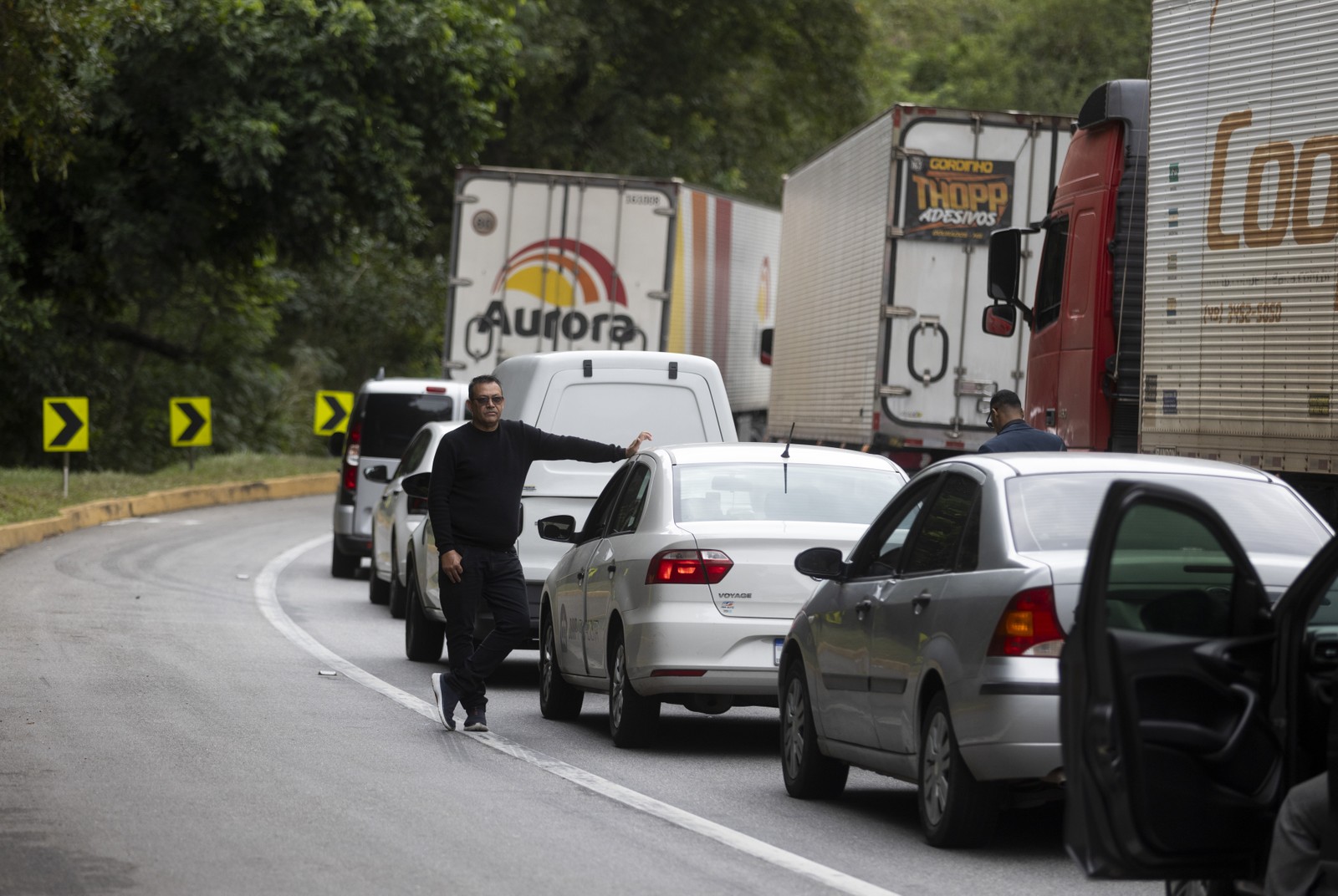 Interdição na Rodovia Presidente Dutra para implosão de rocha para a construção da nova pista de subida da Serra das Araras. Na foto, engarrafamento na pista de subida da serra. — Foto: Márcia Foletto