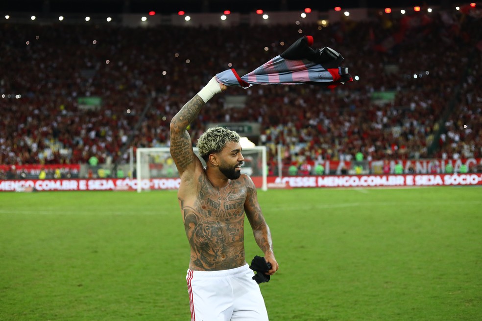 Gabigol comemora com a torcida do Flamengo após jogo contra o Bahia, pelo Brasileirão — Foto: Gilvan de Souza/Flamengo