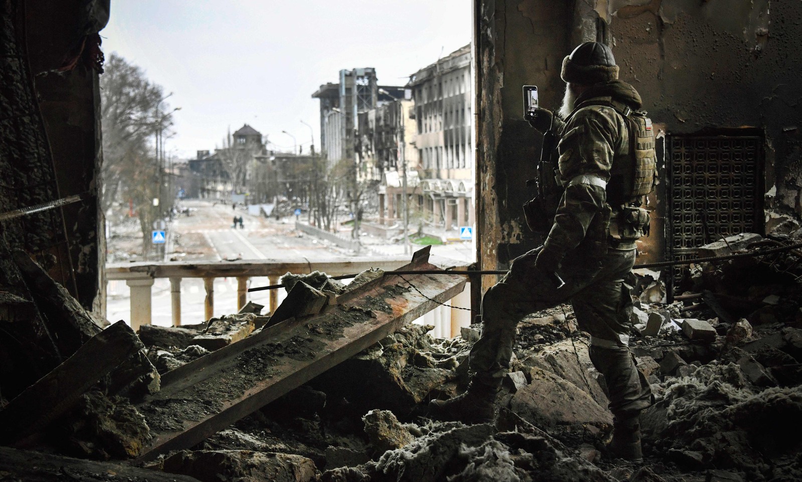 Soldados russos no teatro de Mariupol, fortemente bombardeado em março de 2022 — Foto: NEMENOV / AFP