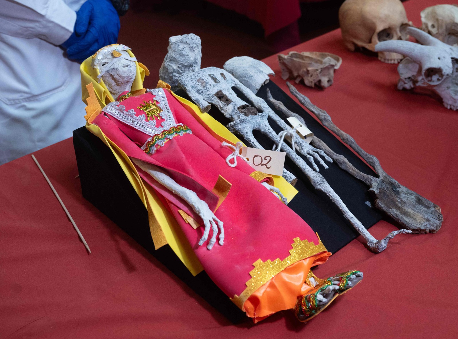 Maussan alegou, em setembro, que os corpos se pareciam morfologicamente com humanos e que teriam sido encontrados em 2017 entre as localidades de Palpa e Nazca, no sul do Peru — Foto: Cris Bouroncle / AFP