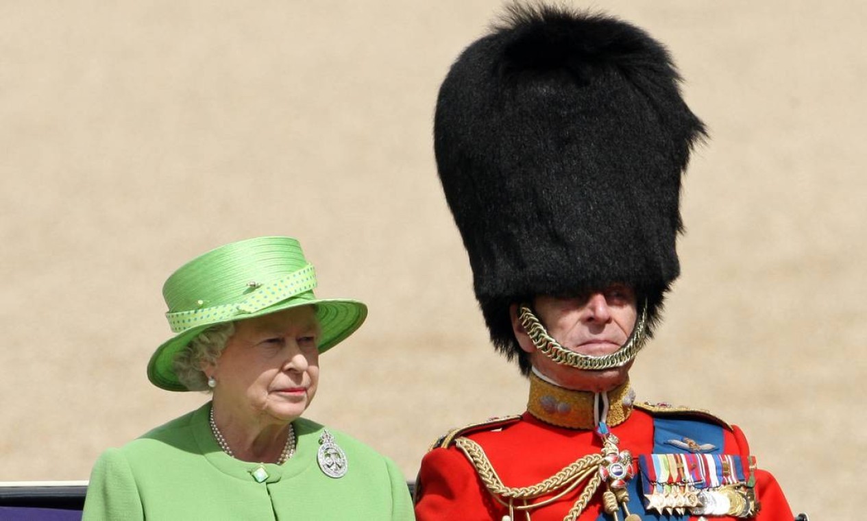 Rainha Elizabeth II e príncipe Philip juntos em solenidade em 2007 — Foto: ADRIAN DENNIS / AFP