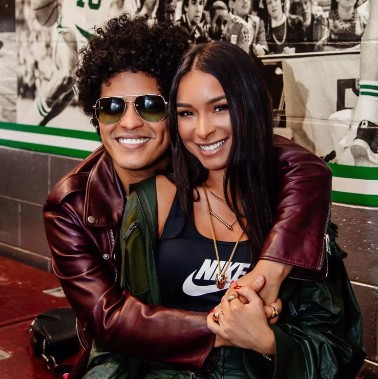 Bruno Mars abraça Jessica Caban — Foto: Reprodução/Instagram