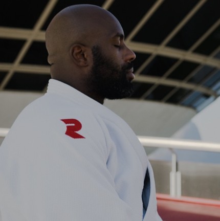 Teddy Riner posa no MAC, em Niterói — Foto: Instagram