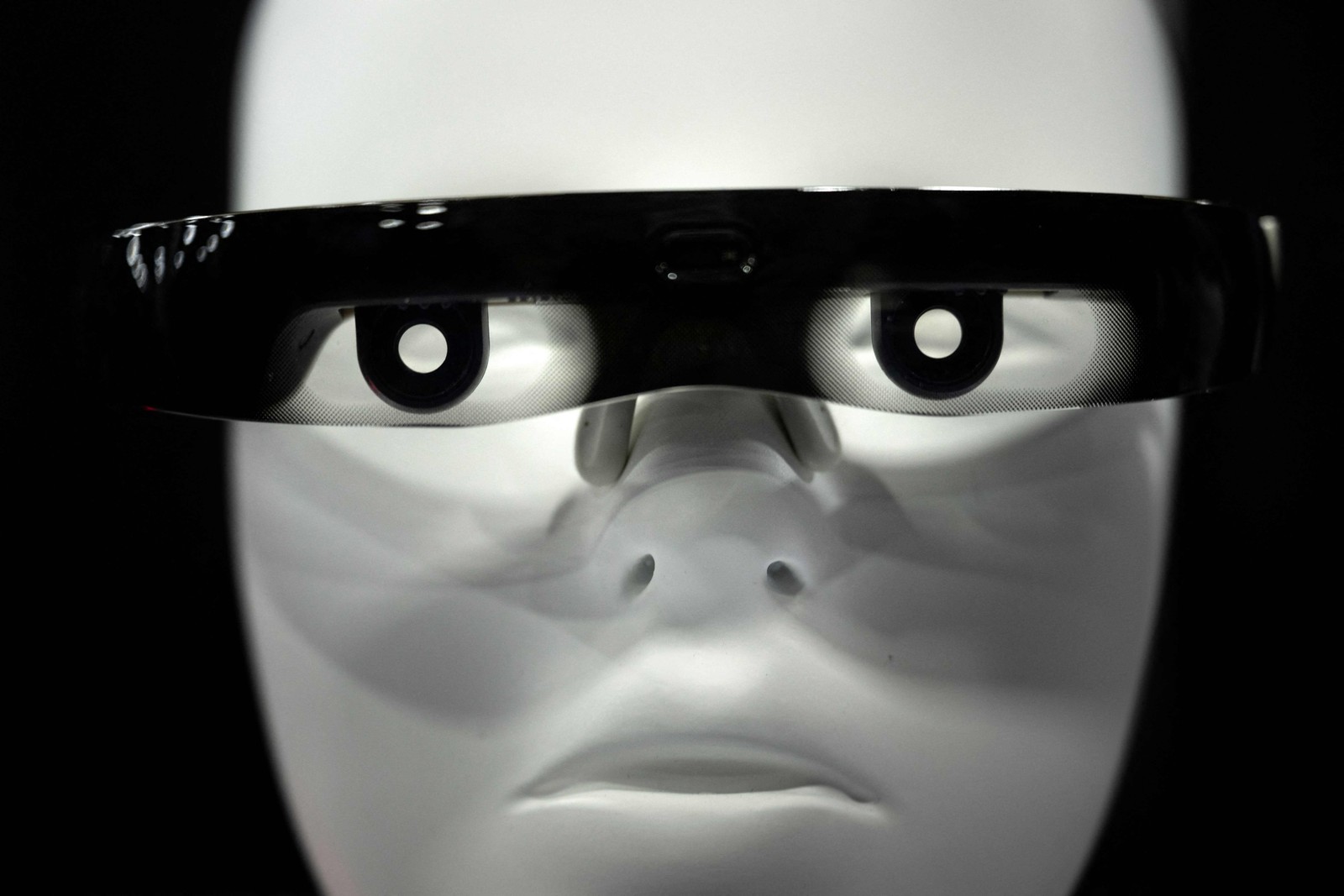 Óculos com foco automático da Vision — Foto: Brendan Smialowski / AFP