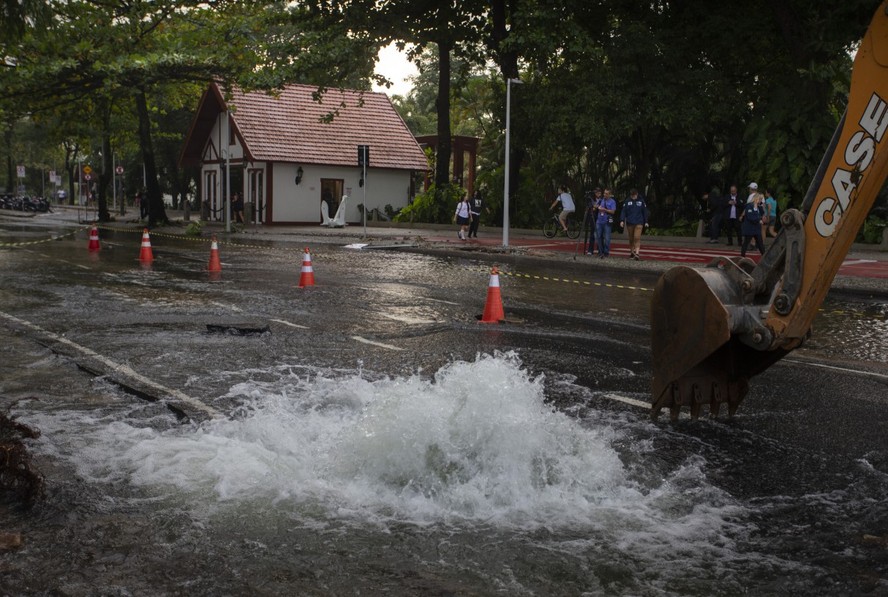 Vazamento em tubulação de água na Lagoa, Zona Sul do Rio