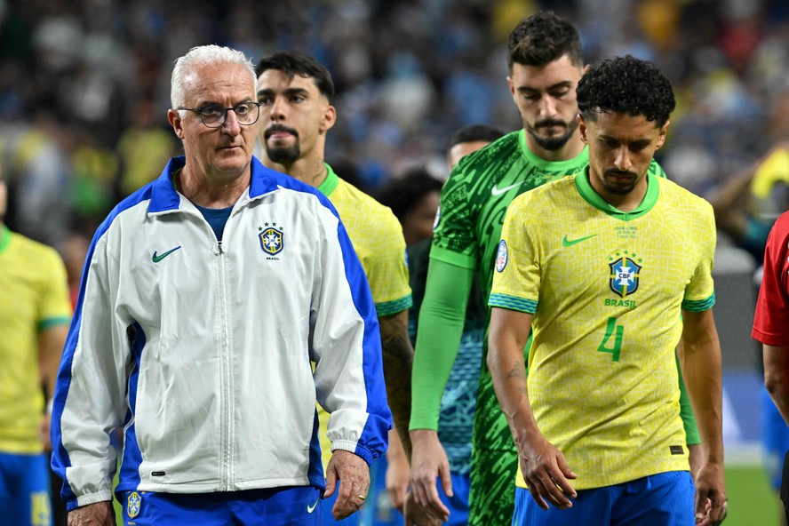 Dorival Júnior deixa o campo com os jogadores da seleção: Brasil foi eliminado da Copa América pelo Uruguai