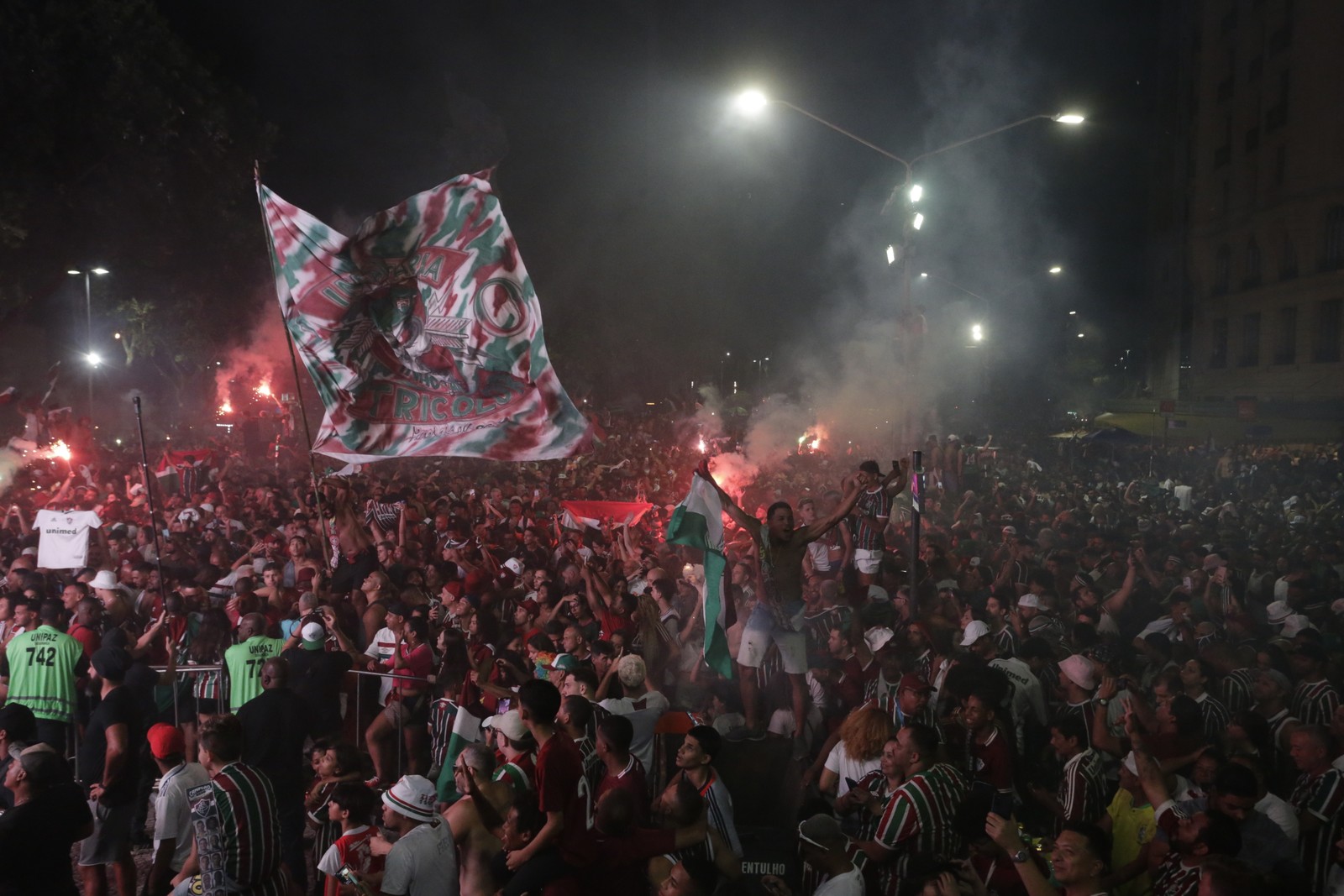 Final da Copa Libertadores - Fluminense x Boca Juniors - Torcedores do Fluminense comemoram o título tricolor na Cinelândia. — Foto: Domingos Peixoto / Agência O Globo