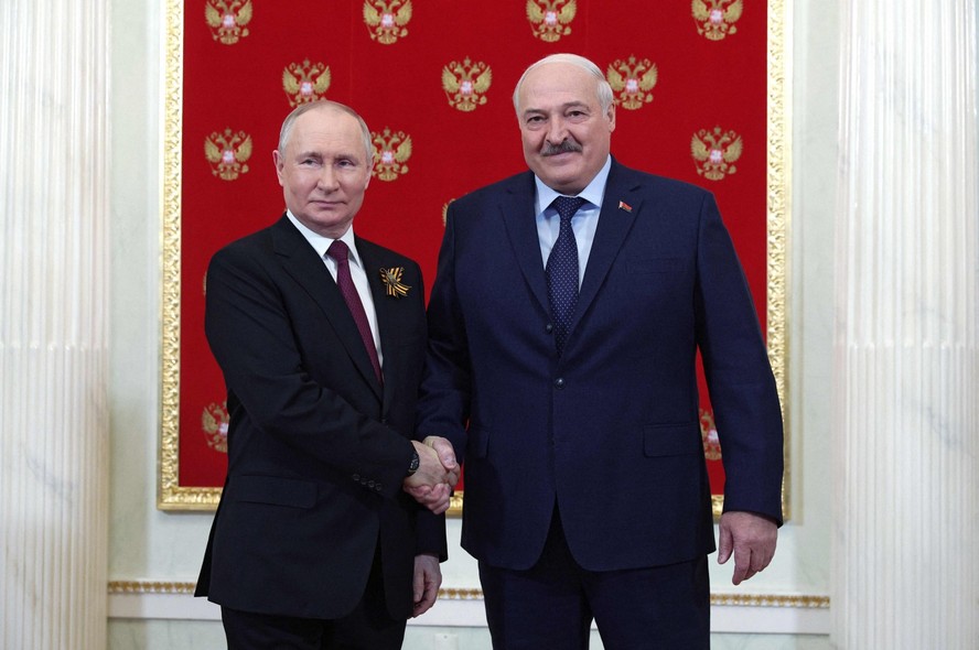 Presidente da Rússia, Vladimir Putin, ao lado do bielorrusso Alexander Lukashenko, em Moscou em maio