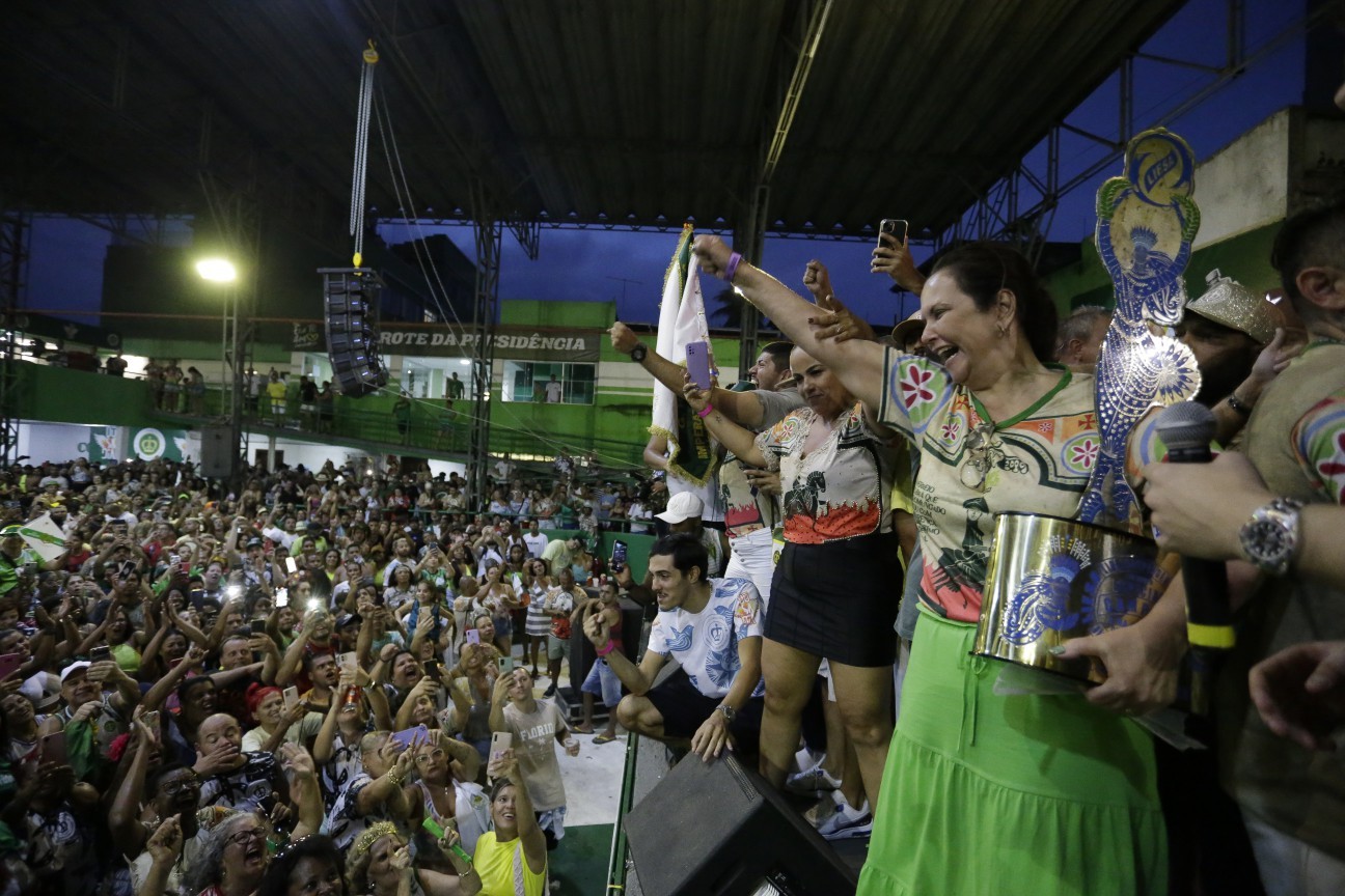 Cátia Drumond durante a comemoração do título da Imperatriz na quadra da escola, em Ramos — Foto: Roberto Moreyra/Agência O Globo