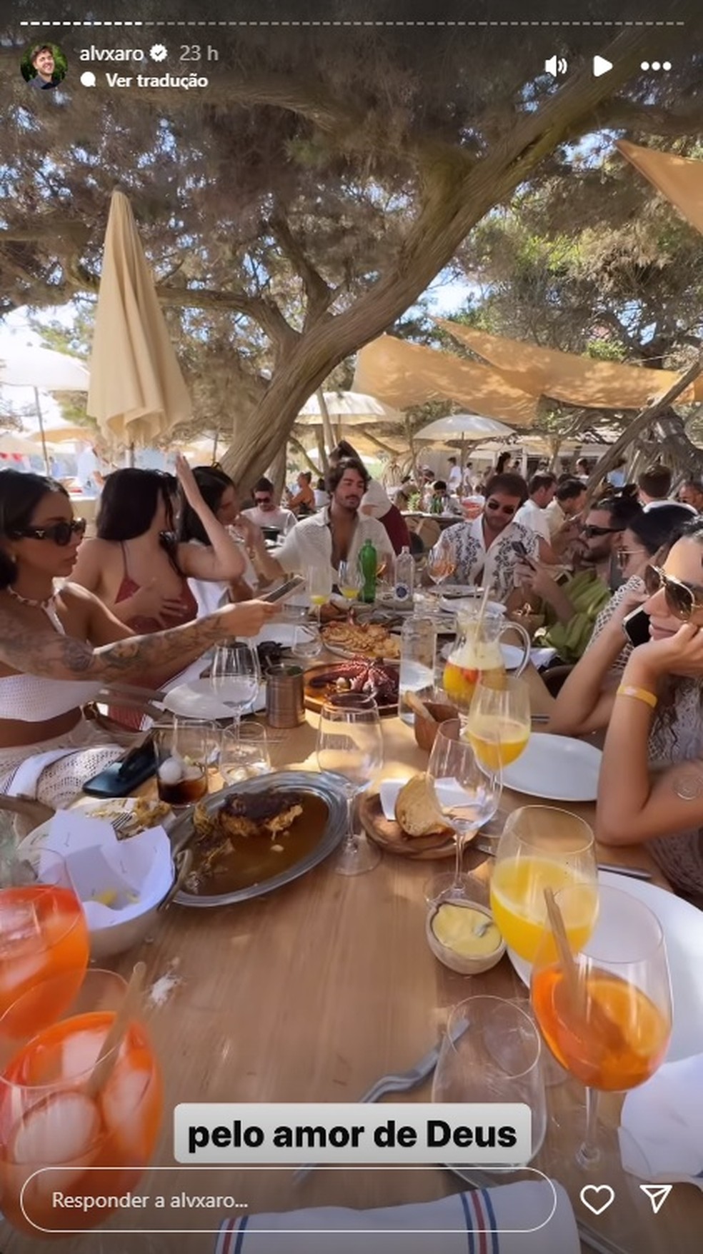 Amigos e familiares de Anitta aproveitam almoço em praia em Ibiza — Foto: Reprodução/Instagram