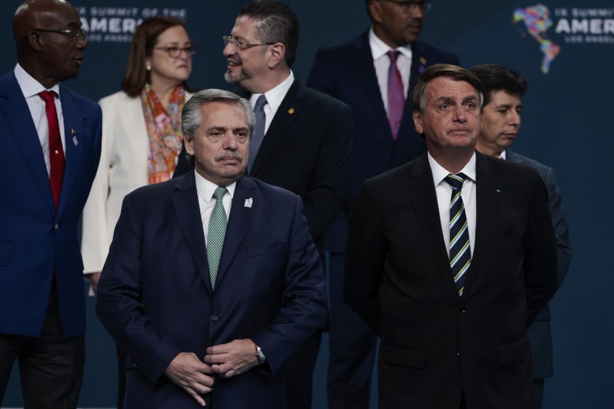 Presidente da Argentina, Alberto Fernández, ao lado do presidente Jair Bolsonaro durante Cúpula das Américas, em Los Angeles
